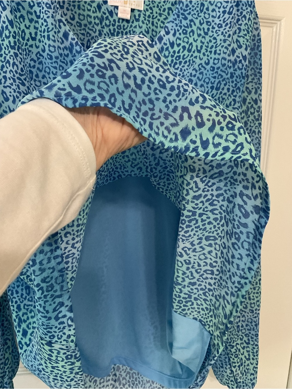 Kim Gravel Blue Leopard Print V-Neck Women’s Top - Picture 4 of 7